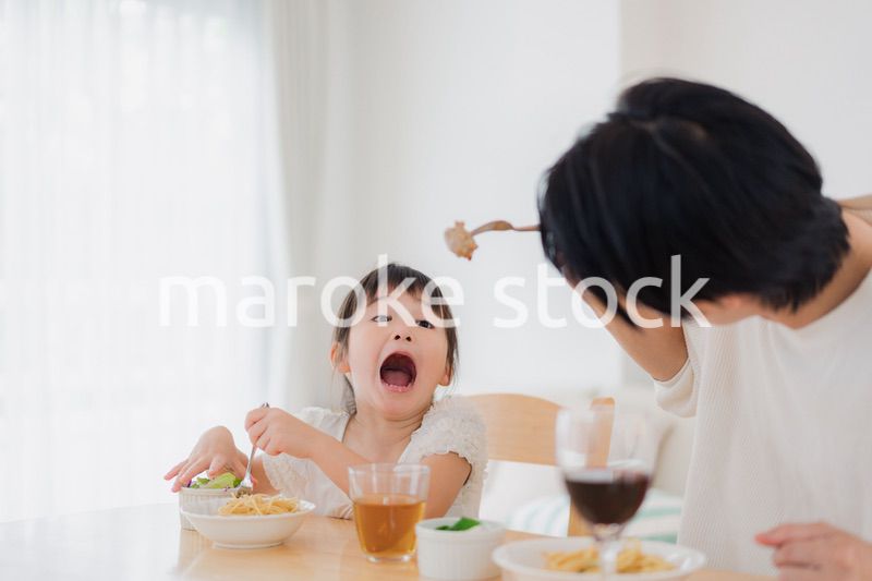 娘と仲良くご飯を食べるパパ