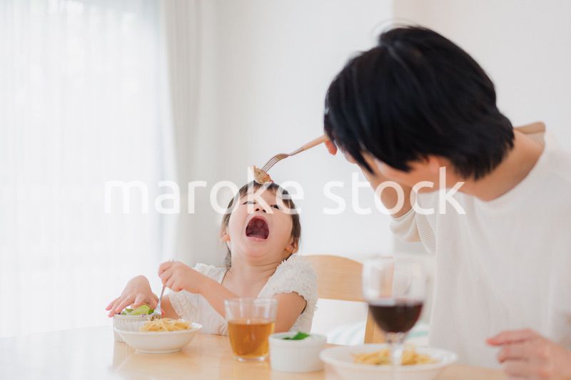 娘と仲良くご飯を食べるパパ