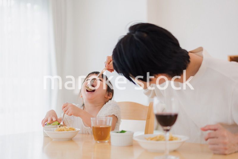 娘と仲良くご飯を食べるパパ