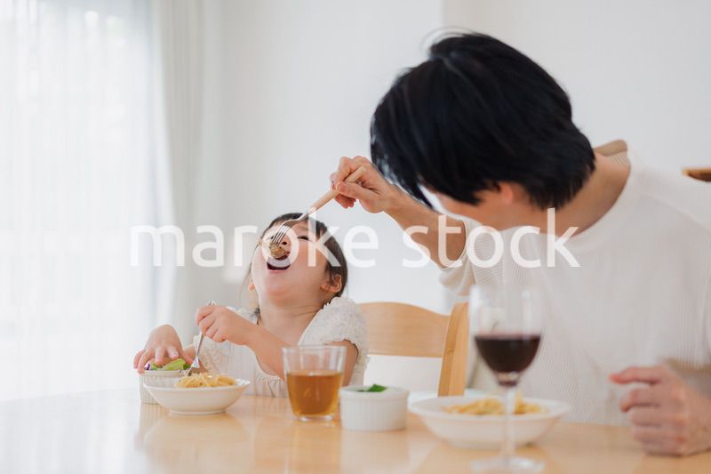 娘と仲良くご飯を食べるパパ