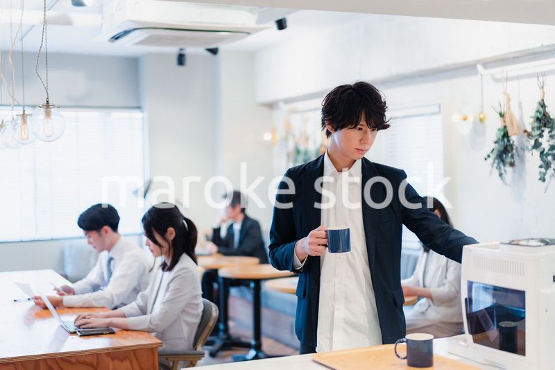 シェアオフィスでコーヒーを飲むビジネスマン