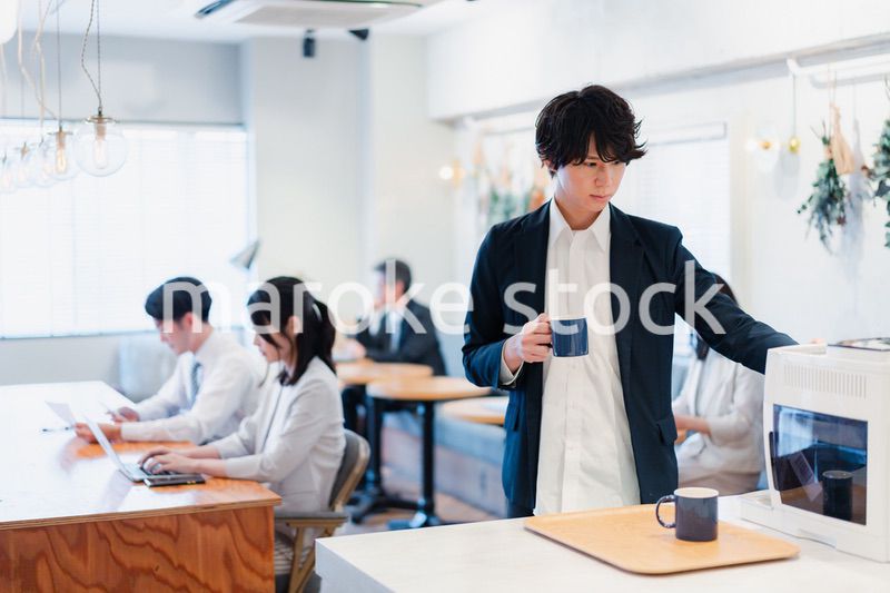 シェアオフィスでコーヒーを飲むビジネスマン