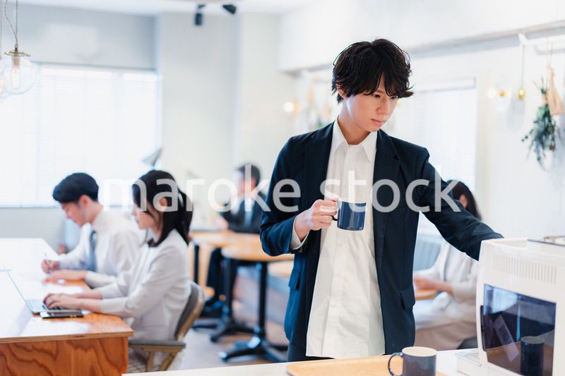 シェアオフィスでコーヒーを飲むビジネスマン