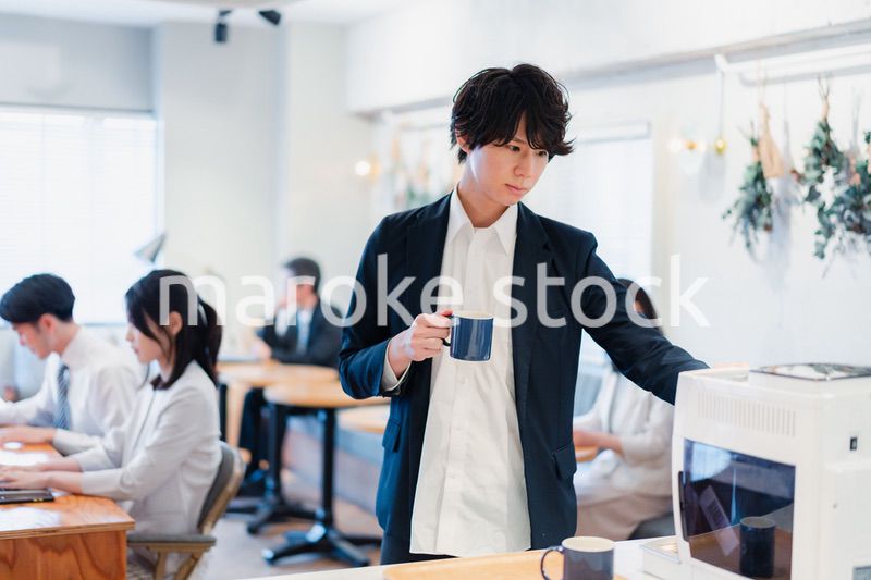 シェアオフィスでコーヒーを飲むビジネスマン