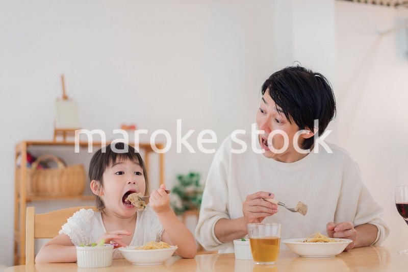 娘と仲良くご飯を食べるパパ