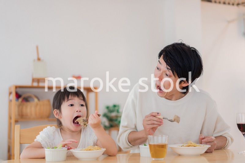娘と仲良くご飯を食べるパパ