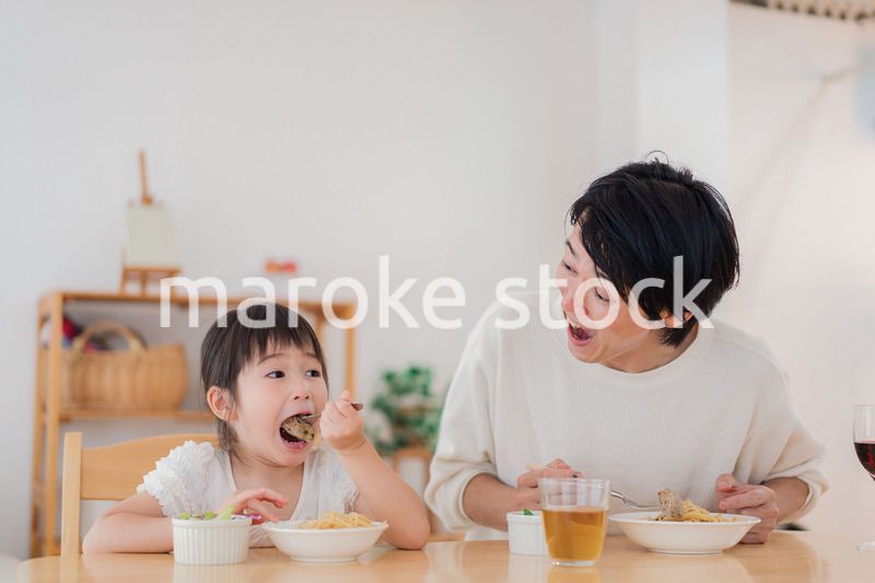 娘と仲良くご飯を食べるパパ