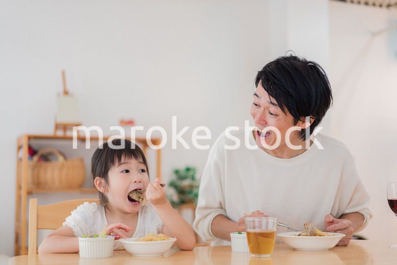 娘と仲良くご飯を食べるパパ