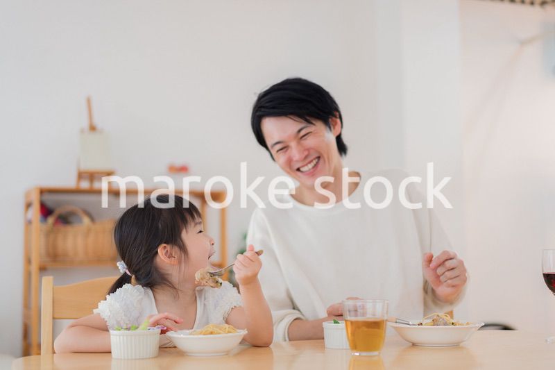 娘と仲良くご飯を食べるパパ