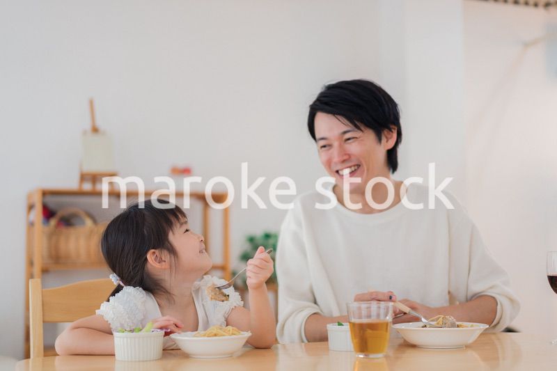 娘と仲良くご飯を食べるパパ