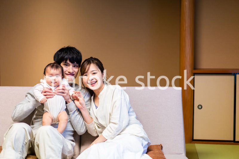 赤ちゃんと温泉旅行を楽しむ若いファミリー