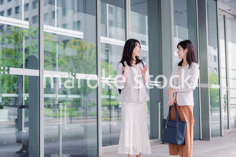 楽しく話す二人のビジネスウーマン