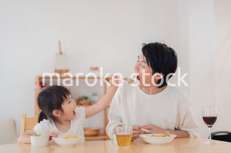 娘と仲良くご飯を食べるパパ