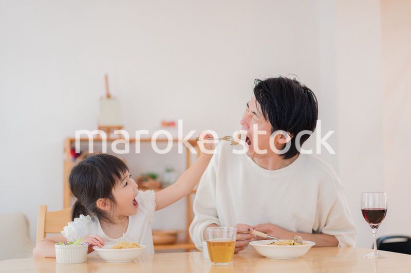 娘と仲良くご飯を食べるパパ