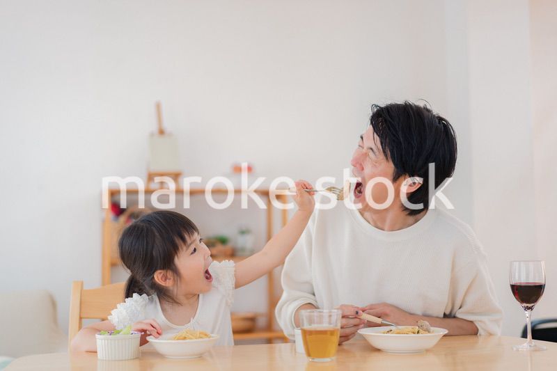 娘と仲良くご飯を食べるパパ