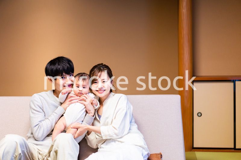 赤ちゃんとレジャーに出かけるファミリー