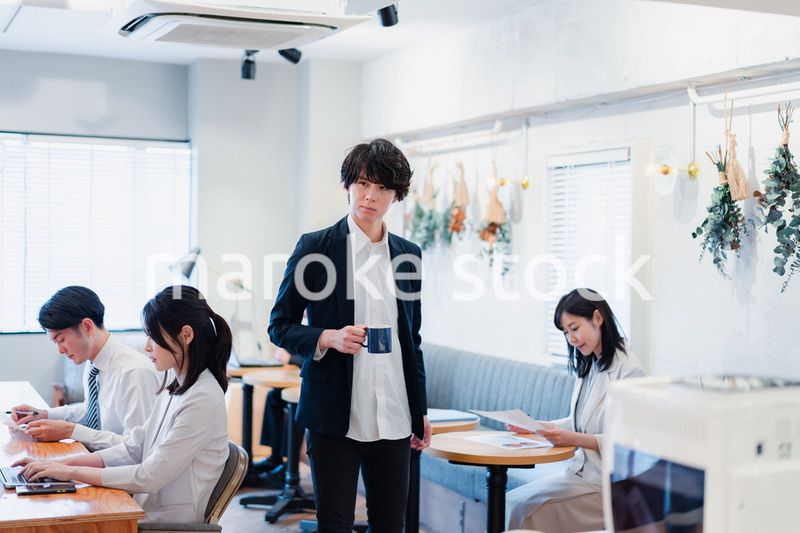 シェアオフィスでコーヒーを飲むビジネスマン