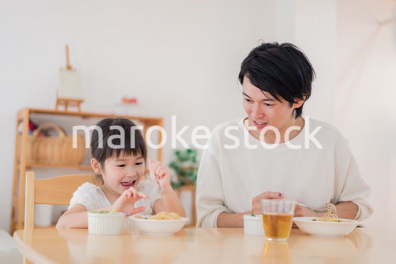 娘と仲良くご飯を食べるパパ