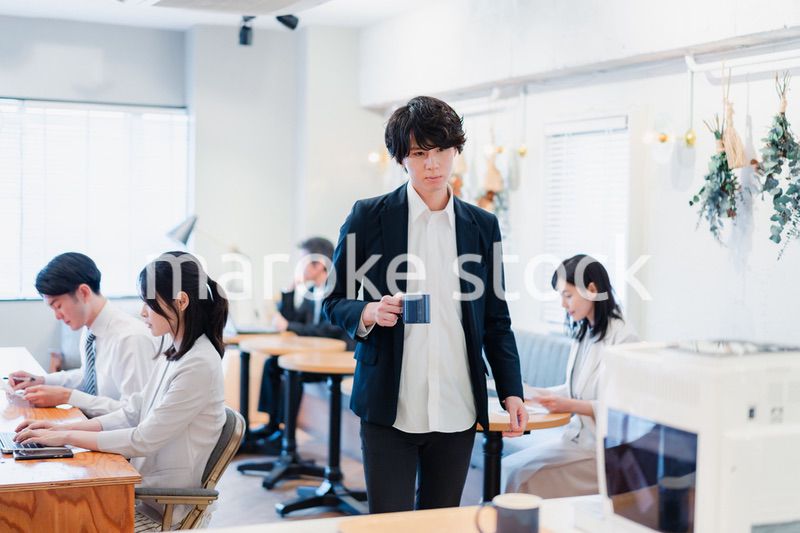 シェアオフィスでコーヒーを飲むビジネスマン