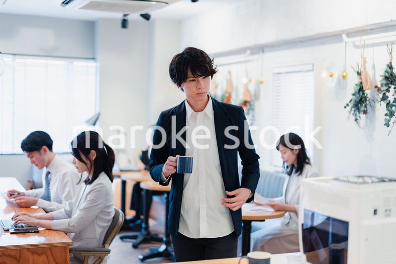 シェアオフィスでコーヒーを飲むビジネスマン