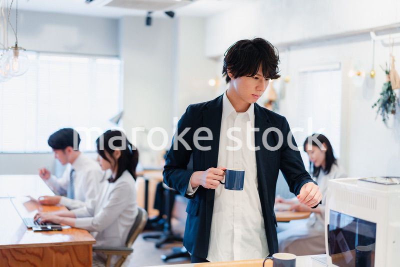 シェアオフィスでコーヒーを飲むビジネスマン