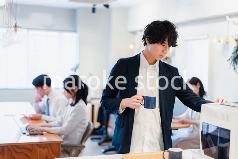シェアオフィスでコーヒーを飲むビジネスマン