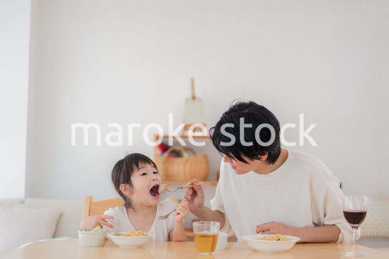 娘と仲良くご飯を食べるパパ
