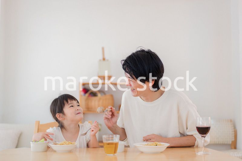 娘と仲良くご飯を食べるパパ