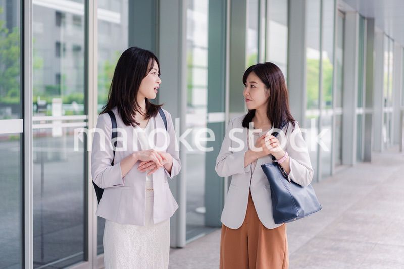 楽しく話す二人のビジネスウーマン