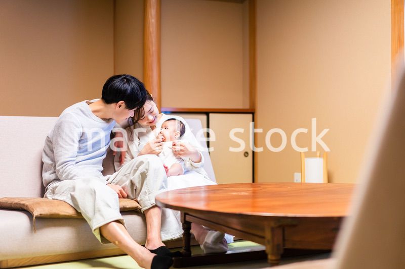 赤ちゃんとレジャーに出かけるファミリー