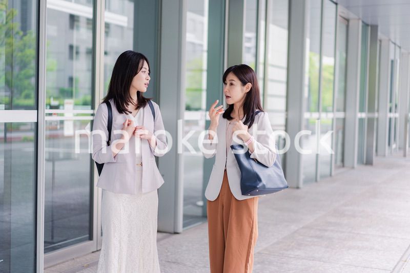 楽しく話す二人のビジネスウーマン