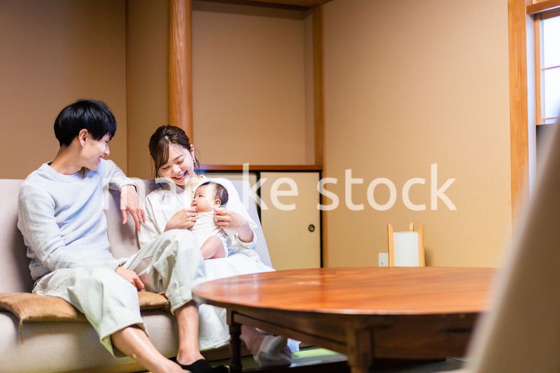 赤ちゃんと温泉旅行を楽しむ若いファミリー