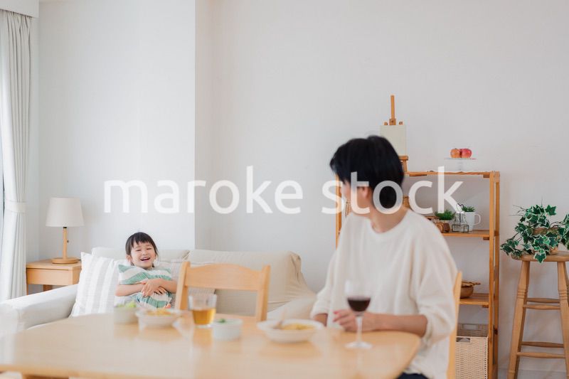 娘と仲良くご飯を食べるパパ