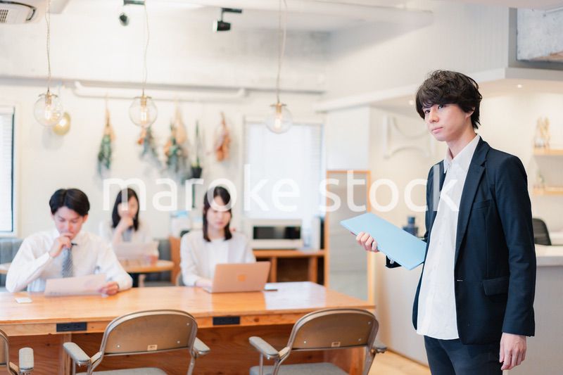 シェアオフィスで勤務をするビジネスマン