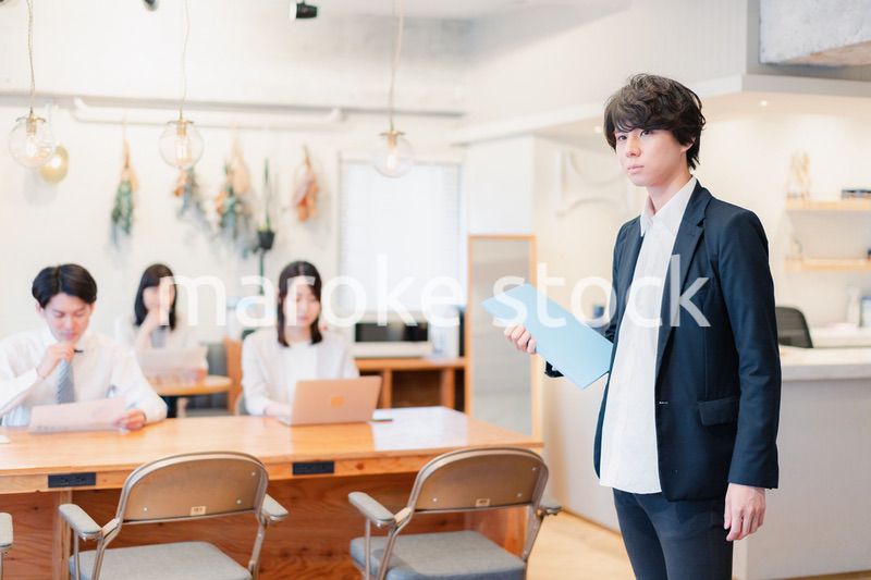 シェアオフィスで勤務をするビジネスマン