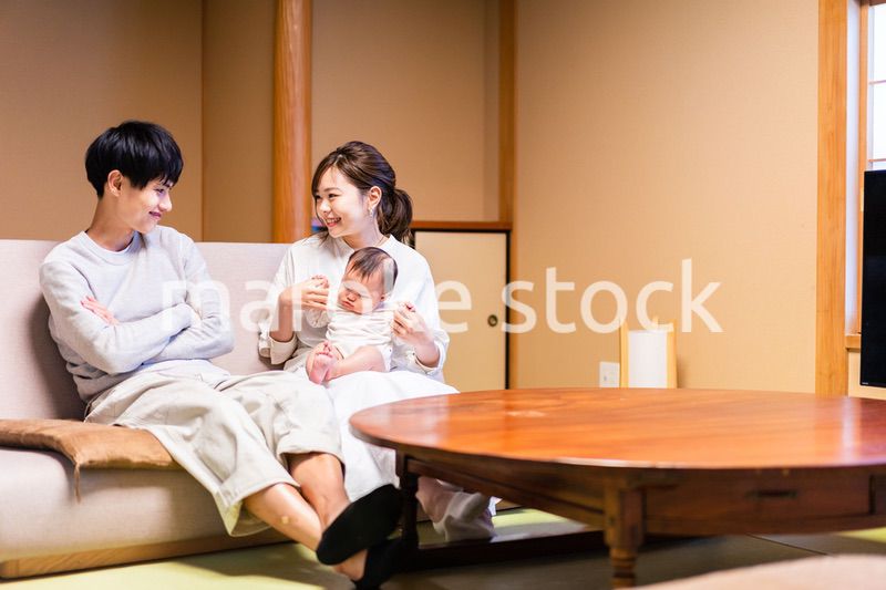 赤ちゃんとレジャーに出かけるファミリー