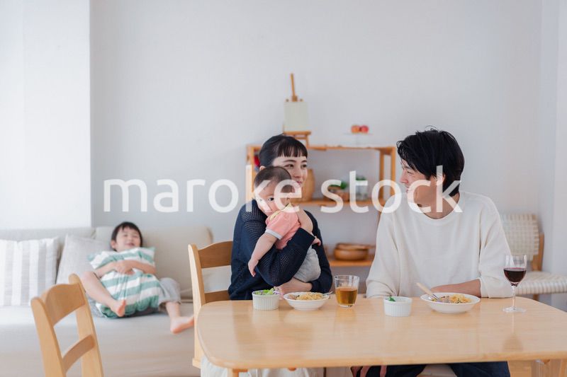 子どもたちと食卓を囲むファミリー