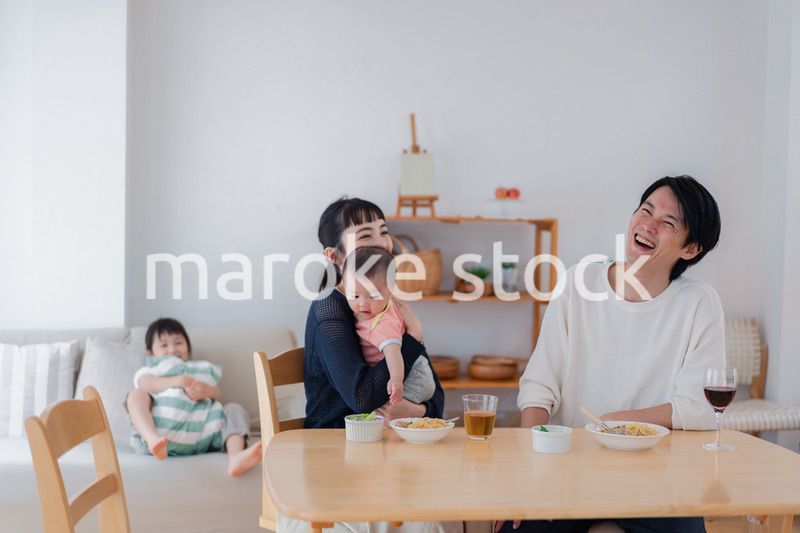 子どもたちと食卓を囲むファミリー