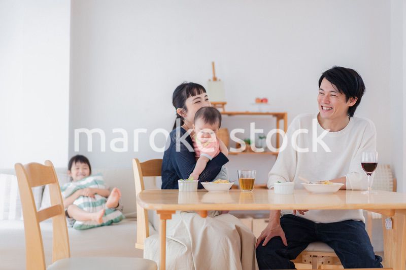 子どもたちと食卓を囲むファミリー
