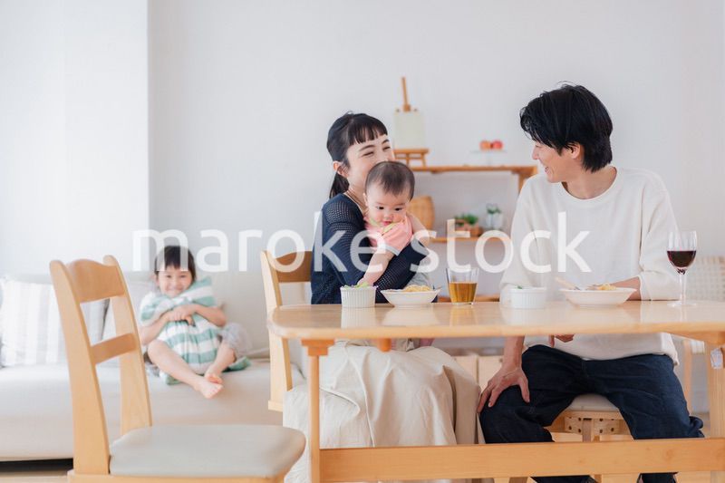 子どもたちと食卓を囲むファミリー