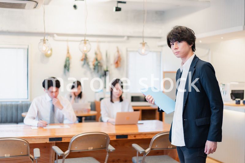 シェアオフィスで勤務をするビジネスマン