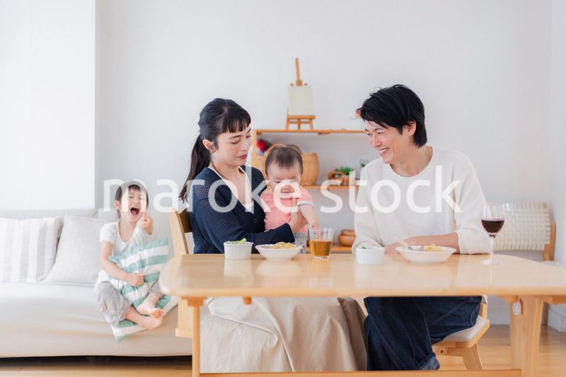 子どもたちと食卓を囲むファミリー