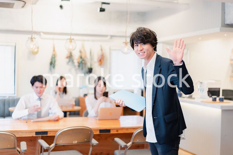 シェアオフィスで勤務をするビジネスマン