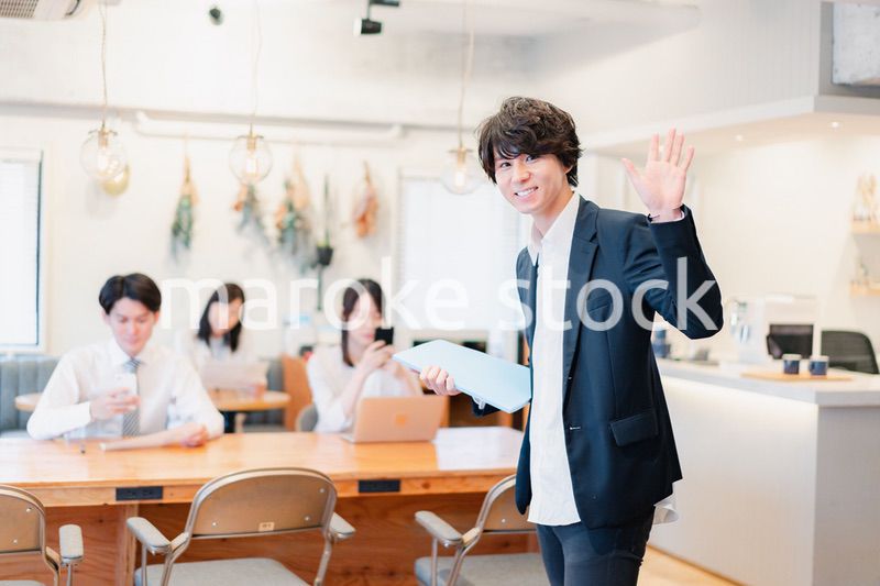 シェアオフィスで勤務をするビジネスマン