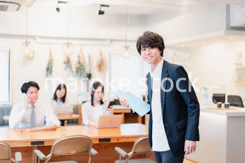 シェアオフィスで勤務をするビジネスマン