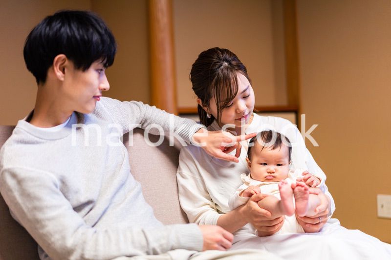 赤ちゃんとレジャーに出かけるファミリー