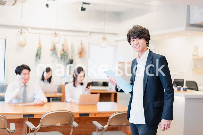 シェアオフィスで勤務をするビジネスマン