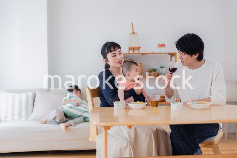 子どもたちと食卓を囲むファミリー