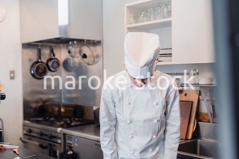 おじぎをする男性のシェフ