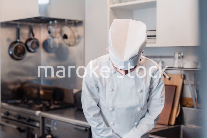 おじぎをする男性のシェフ